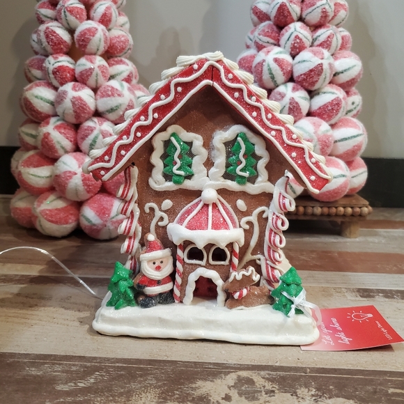 santas gingerbread house